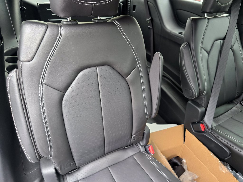 Used 2027 Chrysler Pacifica Select w/ S Appearance Package FWD image 15