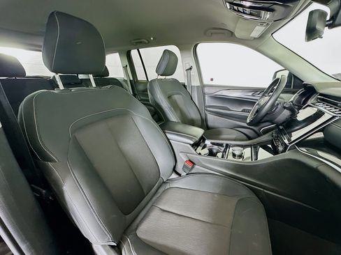 Used 2022 Jeep Grand Cherokee Laredo w/ Luxury Tech Group I AWD/4WD image 30