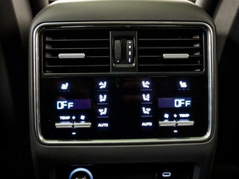 Used 2023 Porsche Cayenne Platinum Edition image 24