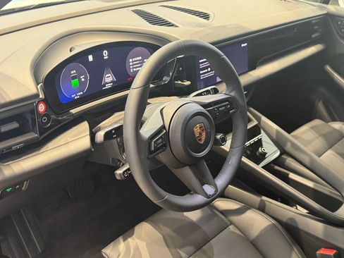 Certified 2025 Porsche Macan Electric image 4