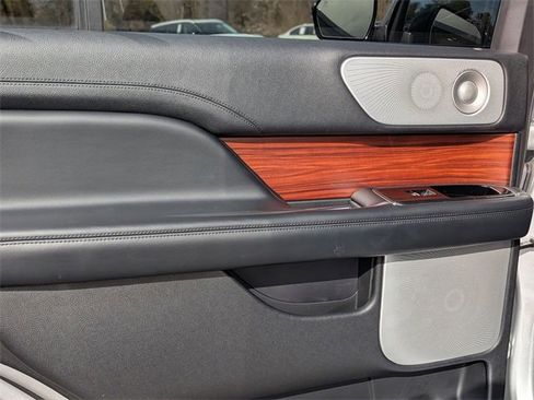 Used 2019 Lincoln Navigator Reserve image 27