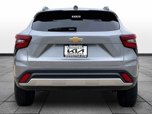Used 2025 Chevrolet Trax LT FWD image 4