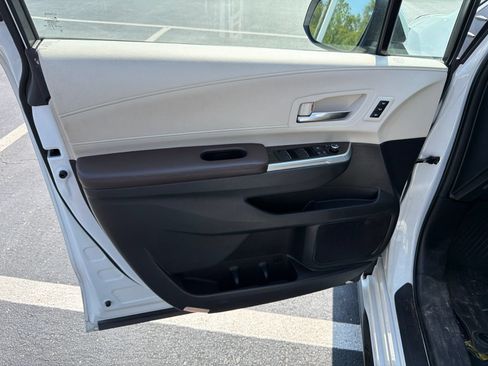 Used 2022 Toyota Sienna Platinum AWD/4WD image 13