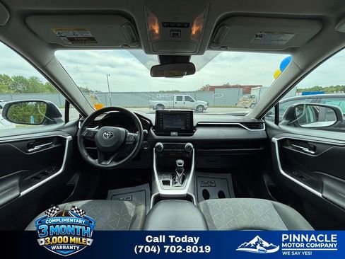Used 2021 Toyota RAV4 XLE AWD/4WD image 6