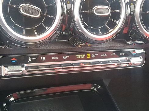 Used 2020 Mercedes-Benz GLB 250 4MATIC image 17