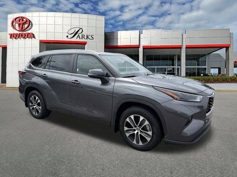 Used 2023 Toyota Highlander XLE FWD image 1