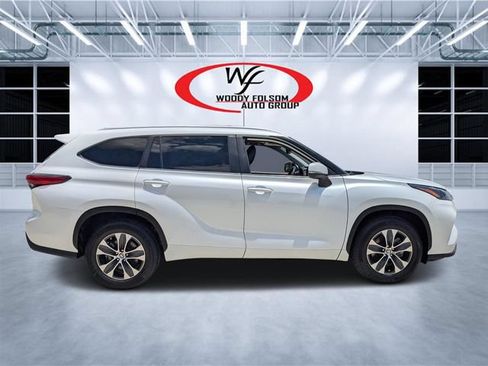Used 2023 Toyota Highlander XLE FWD image 2