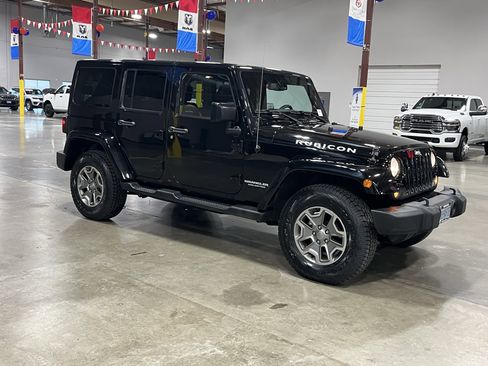 Used 2015 Jeep Wrangler Unlimited Rubicon w/ Connectivity Group image 7