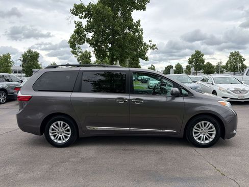 Used 2016 Toyota Sienna XLE FWD image 8