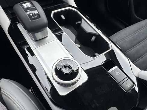 New 2025 Mitsubishi Outlander SE image 28