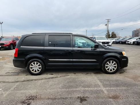 Used 2013 Chrysler Town & Country Touring image 36