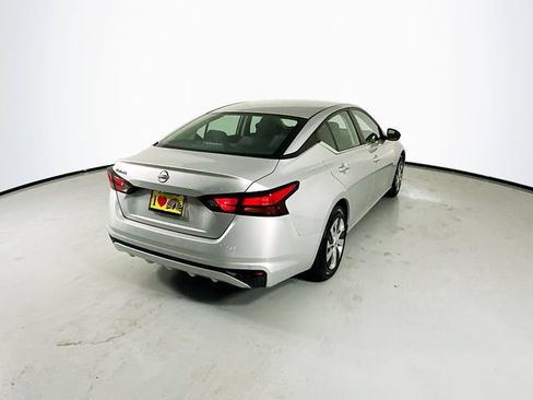Used 2024 Nissan Altima 2.5 S FWD image 9