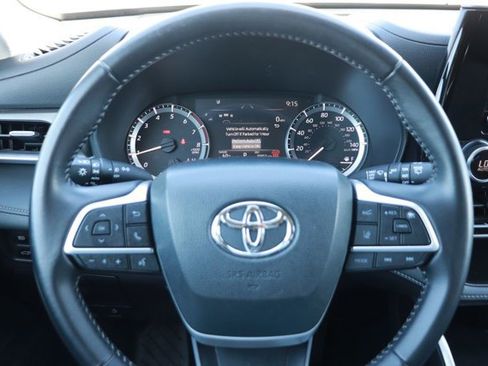 Used 2025 Toyota Highlander LE FWD image 19