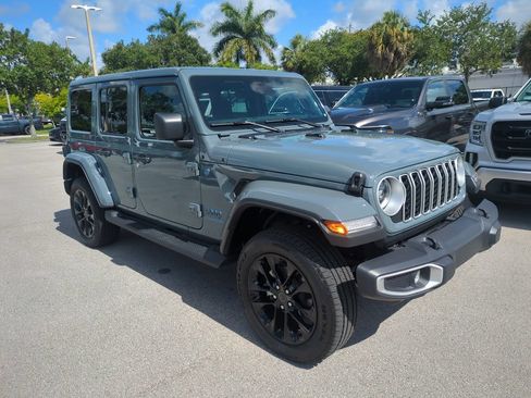 Used 2025 Jeep Wrangler Unlimited Sahara AWD/4WD image 2