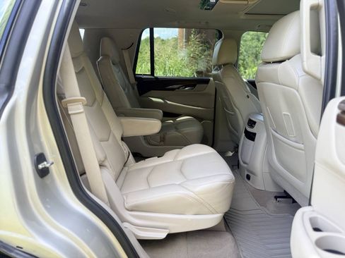 Used 2017 Cadillac Escalade Premium Luxury AWD/4WD image 16