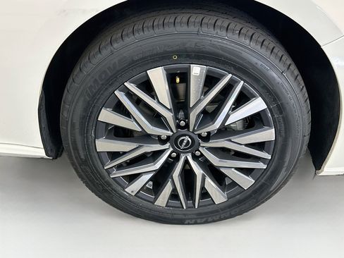Used 2025 Nissan Altima 2.5 SV AWD/4WD image 11