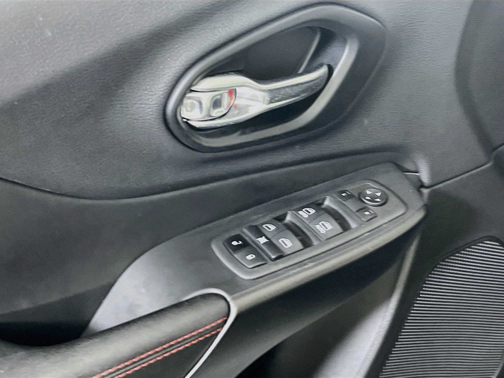 Used 2022 Jeep Cherokee Trailhawk AWD/4WD image 17