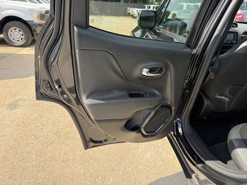 Used 2016 Jeep Renegade Latitude AWD/4WD image 14