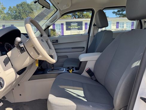 Used 2010 Ford Escape XLS image 9