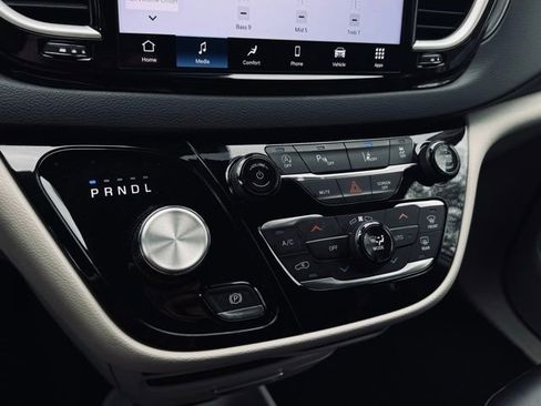 Certified 2024 Chrysler Pacifica Touring-L image 34