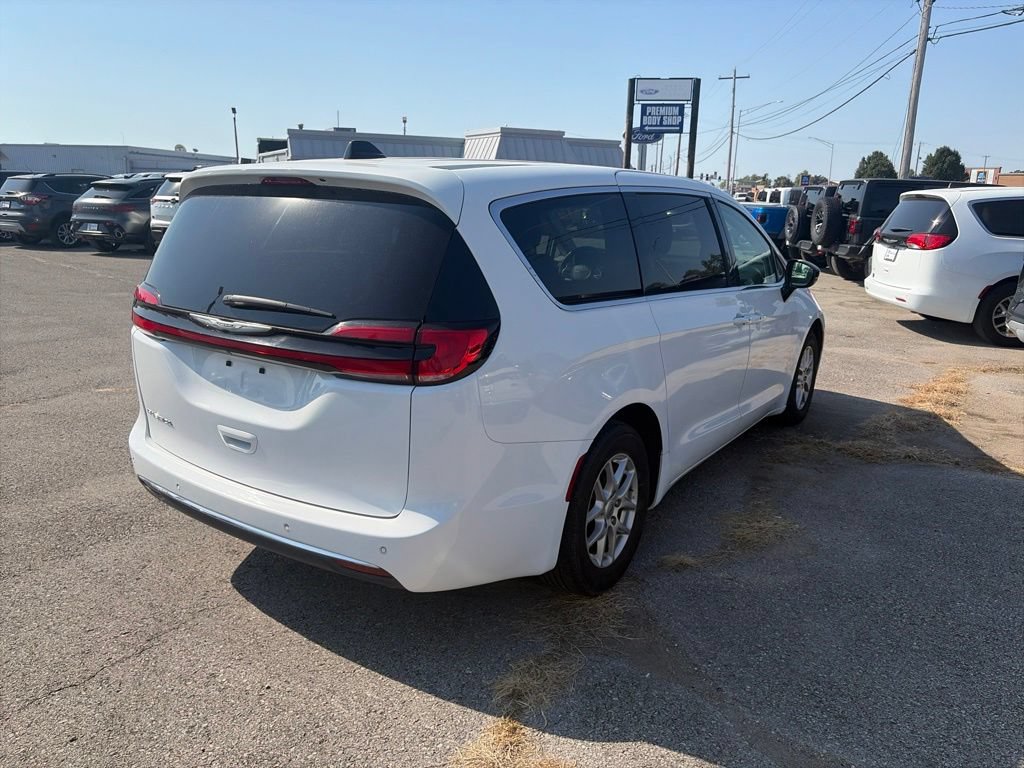 Used 2024 Chrysler Pacifica Touring-L FWD image 6
