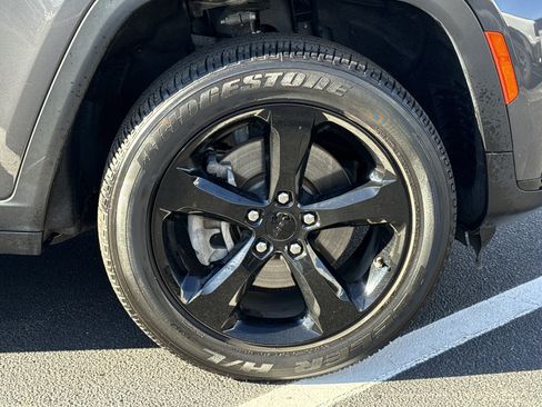 Used 2023 Jeep Grand Cherokee L Laredo image 12