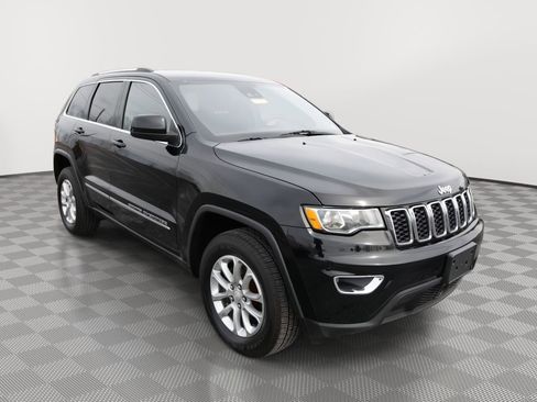 Used 2021 Jeep Grand Cherokee Laredo image 3