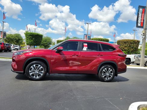 Used 2026 Toyota Highlander XLE image 7