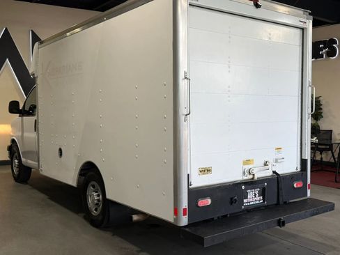 Used 2019 Chevrolet Express 3500 w/ Driver Convenience Package RWD image 4