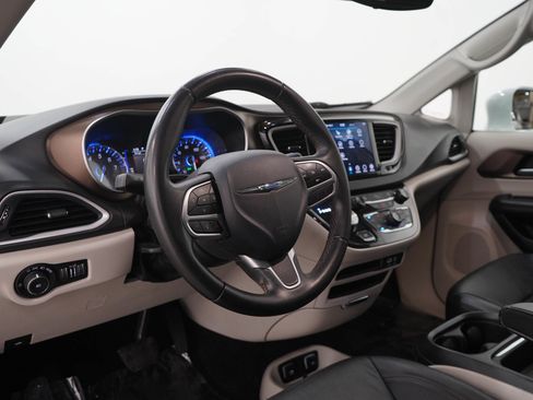 Used 2018 Chrysler Pacifica Touring-L w/ Tire & Wheel Group FWD image 23