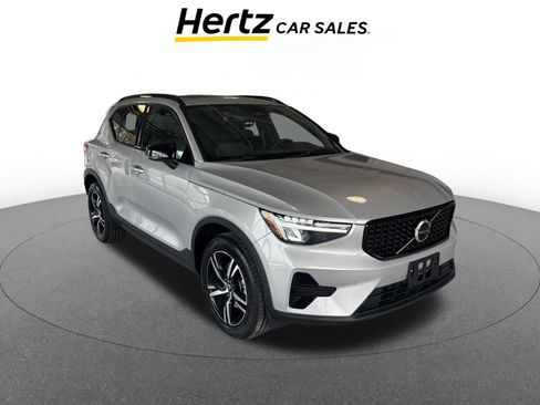 Used 2024 Volvo XC40 B5 Core image 1