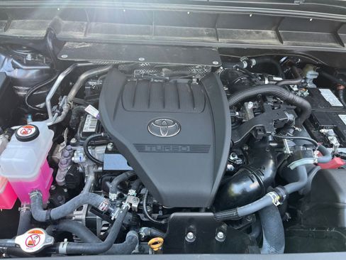 Used 2025 Toyota Highlander LE FWD image 34