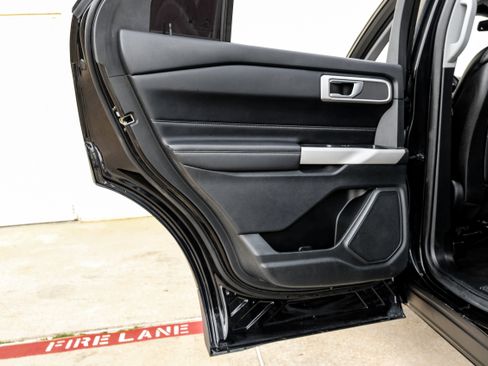 Used 2020 Ford Explorer XLT w/ Equipment Group 202A RWD image 41