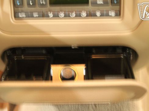 Used 2003 Lincoln Town Car Executive image 40