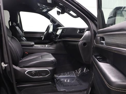 Certified 2024 Jeep Wagoneer L Series II w/ Flexible Seating Group image 16