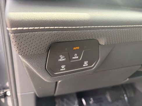 Used 2025 Volkswagen Atlas SE AWD/4WD image 11