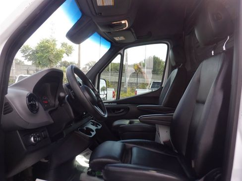 Used 2020 Freightliner Sprinter 3500 RWD image 13
