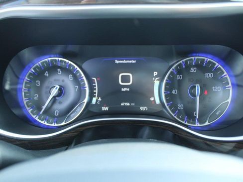 Used 2023 Chrysler Pacifica Limited image 19