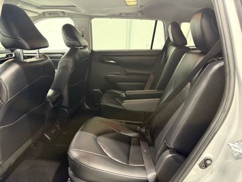 Used 2025 Toyota Highlander Platinum image 16