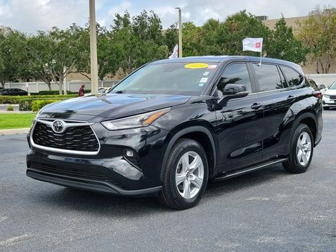 Used 2024 Toyota Highlander LE FWD image 2
