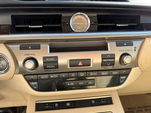 Used 2014 Lexus ES 350 4dr Sdn image 38