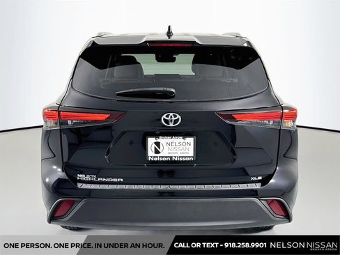 Used 2024 Toyota Highlander XLE FWD image 6