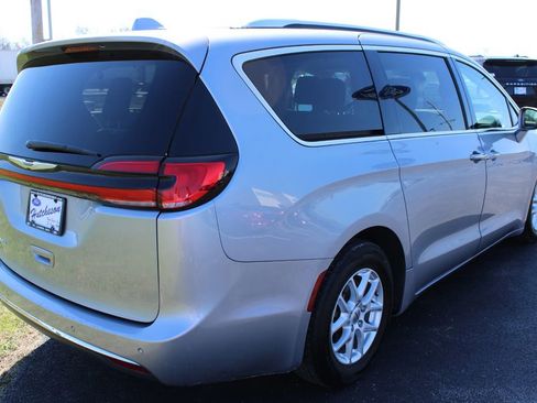 Used 2021 Chrysler Pacifica Touring-L FWD image 13