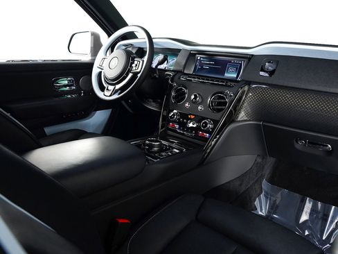 Used 2024 Rolls-Royce Cullinan Black Badge image 43