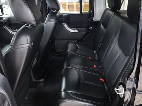 Used 2016 Jeep Wrangler Unlimited Sahara w/ Connectivity Group AWD/4WD image 19