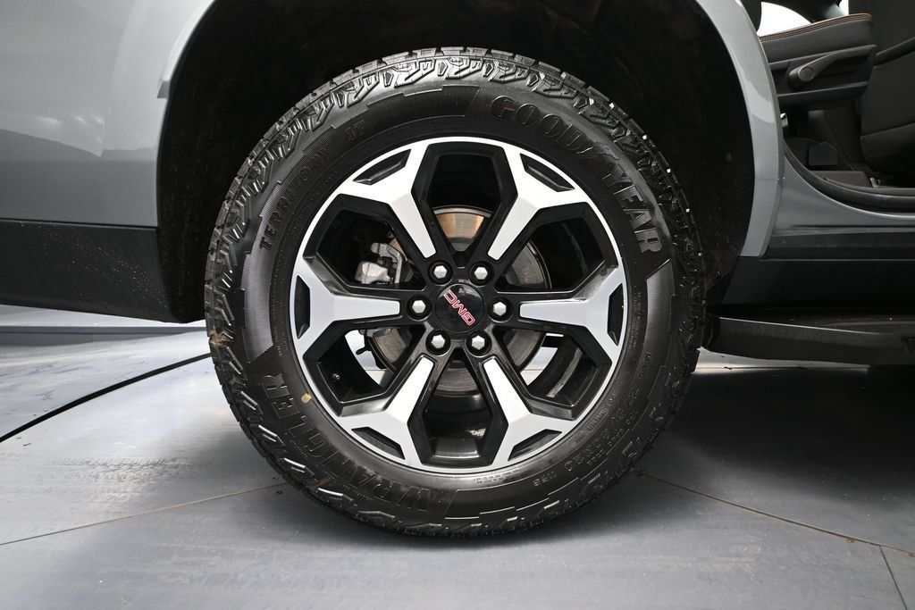 Used 2025 GMC Yukon AT4 AWD/4WD image 11