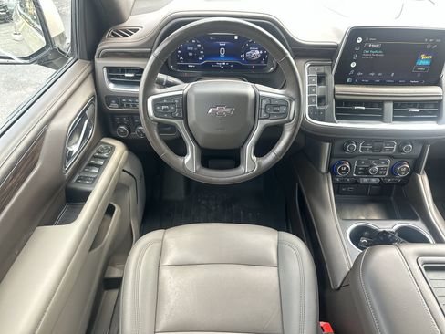 Used 2022 Chevrolet Tahoe Z71 w/ Luxury Package AWD/4WD image 17