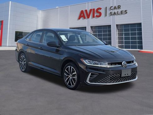 Used 2025 Volkswagen Jetta SE image 3