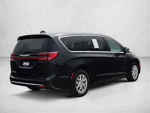 Used 2024 Chrysler Pacifica Touring-L image 5