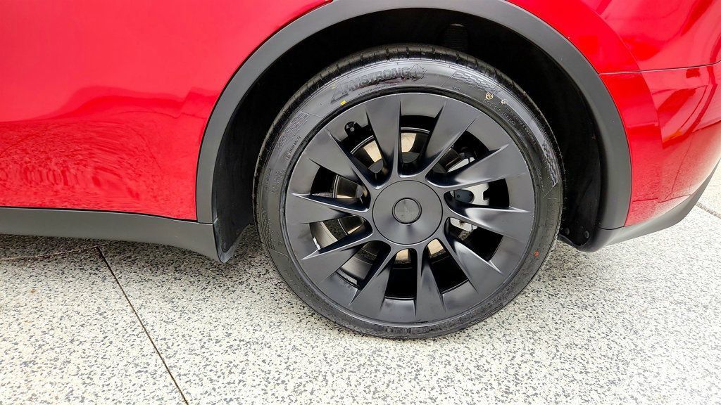 Used 2024 Tesla Model Y 2WD image 9